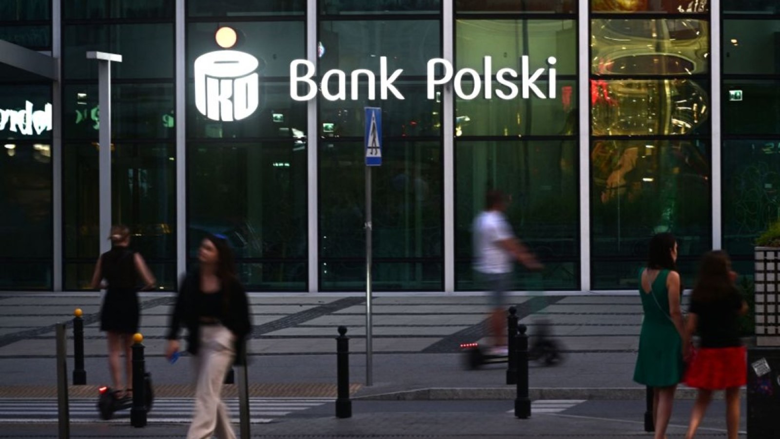 Polonya'da bankalara AB'den sert hatırlatma: Yetkisiz ödeme girdi mi; iade şart!