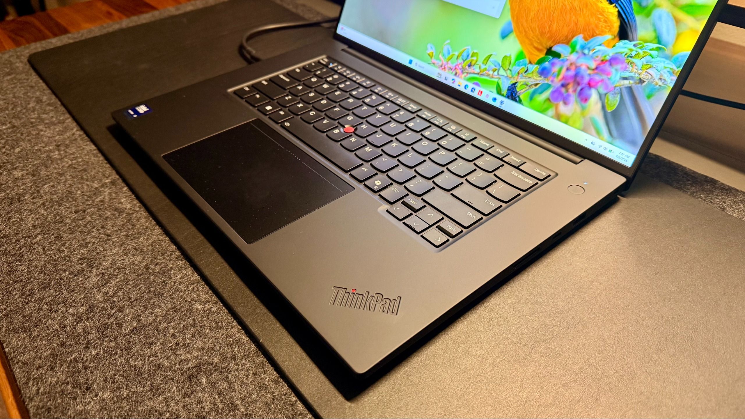 Lenovo ThinkPad T1g Gen 8, yüksek performanslı iş laptopı olarak MacBook Pro’ya güçlü rakip
