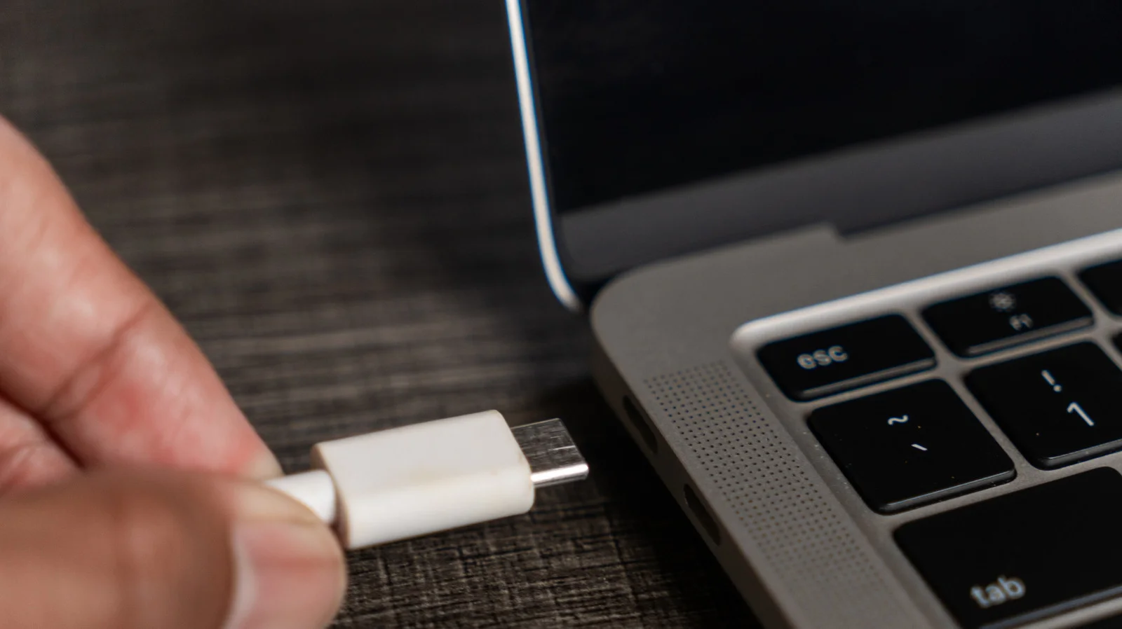 USB‑C bağlantı noktasının video çıkışı sağlayıp sağlamadığını nasıl anlayabilirsiniz
