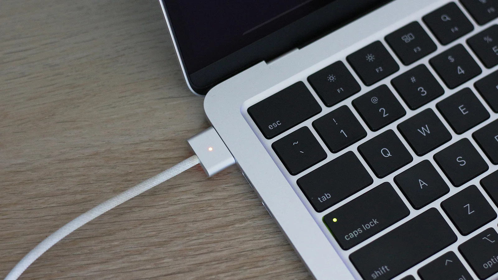 Apple’ın MagSafe Şarj Çözümünün Avantajları ve Dezavantajları